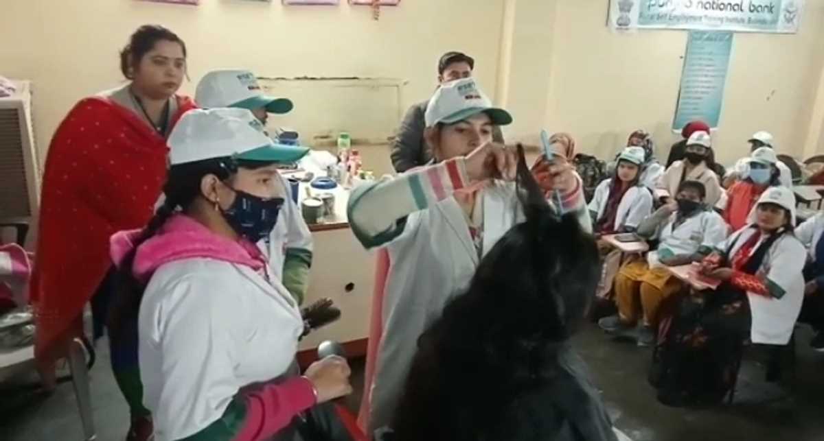 पंजाब नेशनल बैंक द्वारा चलाई जा रही ग्रामीण स्वरोजगार योजना के तहत युवतियों को दिया गया प्रशिक्षण